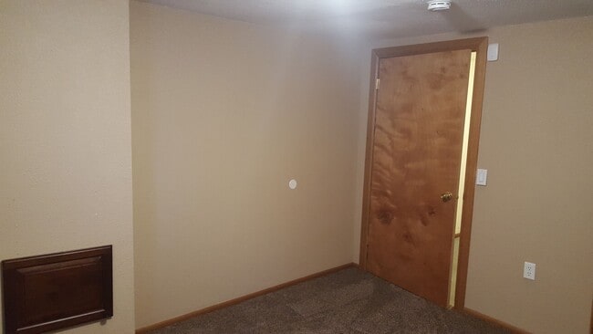 Building Photo - Great home, lots of space, fully updated, ...