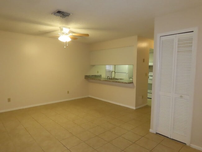 Building Photo - Sunnyside Lakeview 2br/2ba Apartment