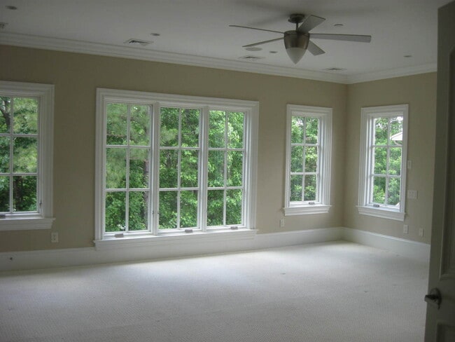 Building Photo - 4 Story Townhome in Greensboro NC