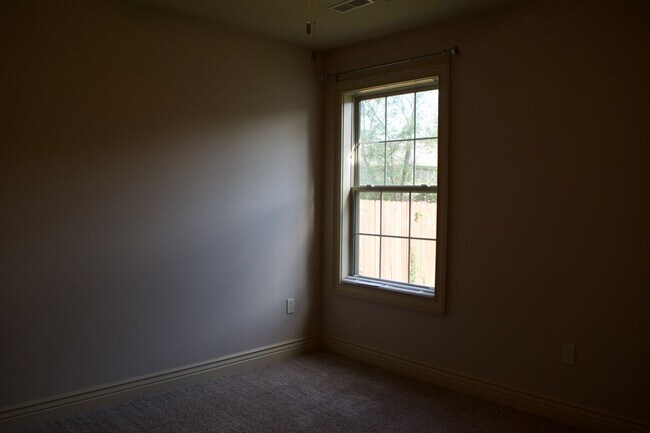 Building Photo - Marvelous 3 Bedroom House In Mill Creek Ma...