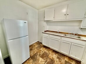 Building Photo - 1-Bedroom Apartment Move-in READY!