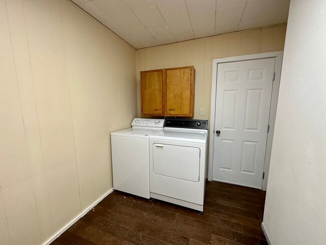 Building Photo - 3 Bed / 2 Bath Custom Pioche House