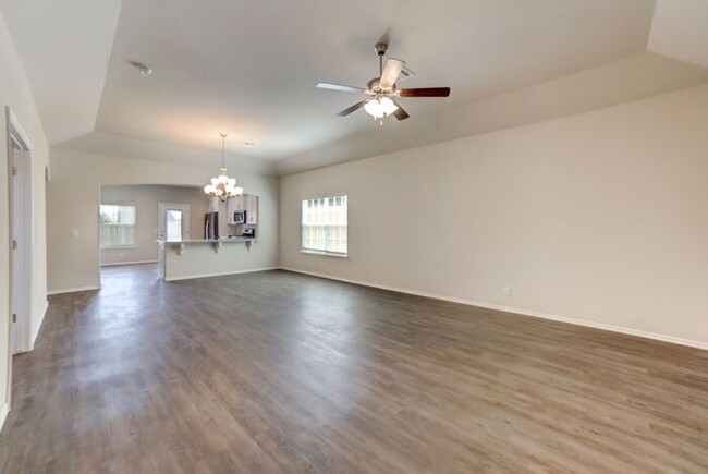 Building Photo - 3/2/2 Patio Home! Lawncare included
