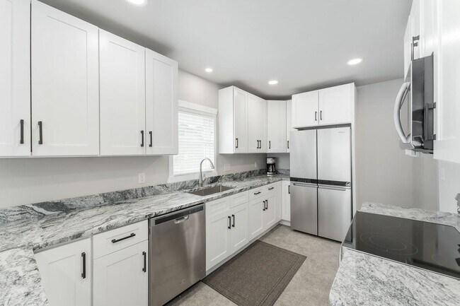 Building Photo - FURNISHED HOUSE! Short or Long Term! Large Newly Renovated Fully Furnished Modern 5 Bedroom Home ...