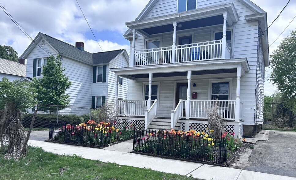 Private Front Porch - 31 Dix Ave