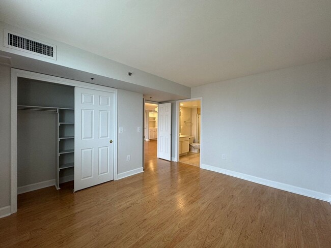 Building Photo - Bright And Spacious 2 Bed 2 Bath Condo In ...