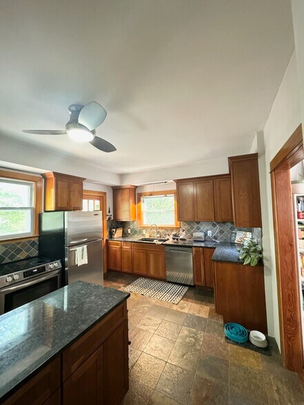 Building Photo - 634 NE 28th Ave