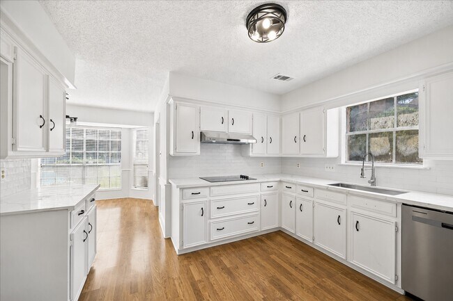 Building Photo - 15823 Pebble Bend Dr