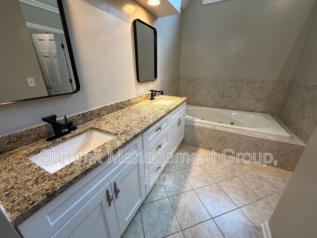 Building Photo - 1611 Ellington Rd SE