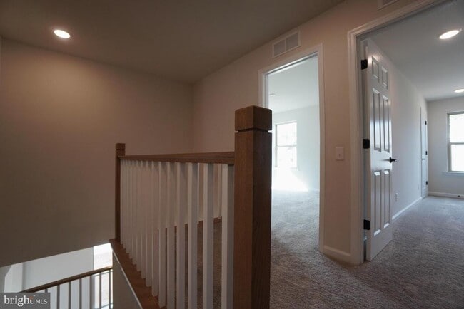 Building Photo - 612 America Dr