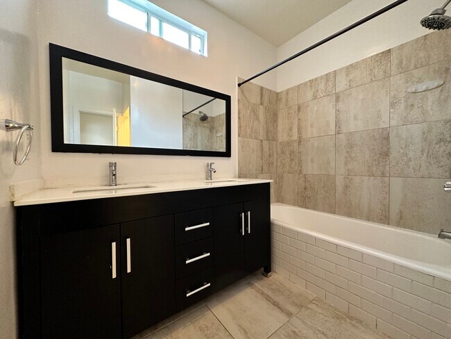 Building Photo - 1053 Dundas St