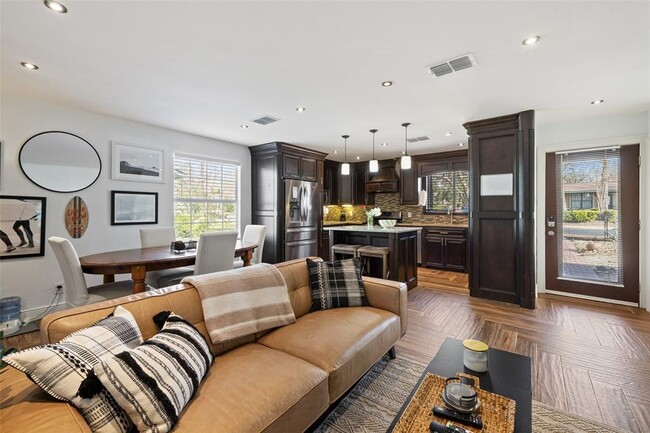 Building Photo - 1501 Broadmoor Dr