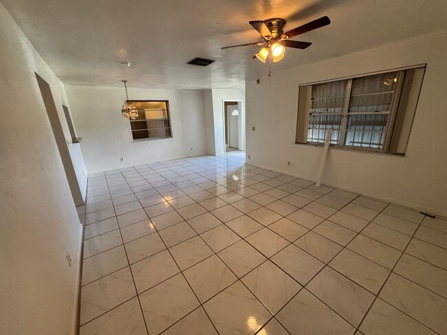 Building Photo - 4 Bedroom 1 1/2 Bathroom Single Family House