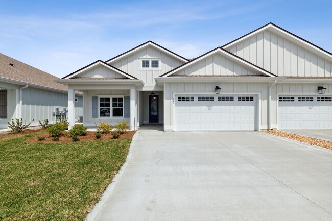 Building Photo - Resort Style living, minutes to town!