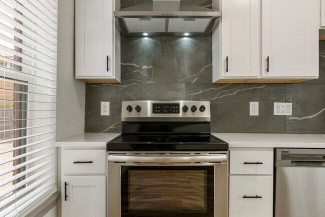 Building Photo - ONYX at 37th