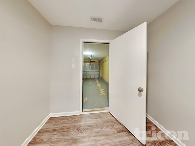 Building Photo - 451 Presidents Ct