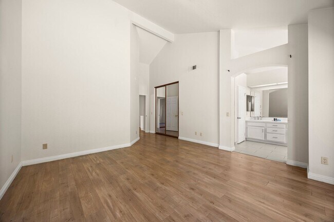 Building Photo - Beautiful Updated Corner Lot 3 Bed 3 Bath ...