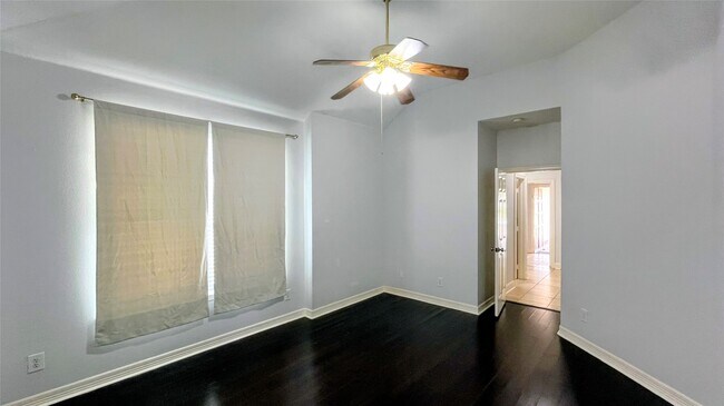 Building Photo - 2402 Raintree Village Dr