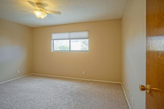 Building Photo - Amazing 3 bed 2 bath NE Heights Townhome