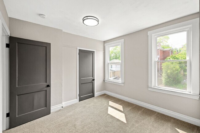 Building Photo - Stunning 2 bedroom home in Carrick availab...