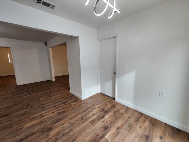 Building Photo - Renovated Beauty with a full-service Casita