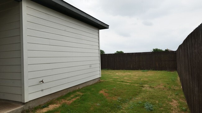 Building Photo - Stunning 3x2 Luxury Duplex in Buda, TX!