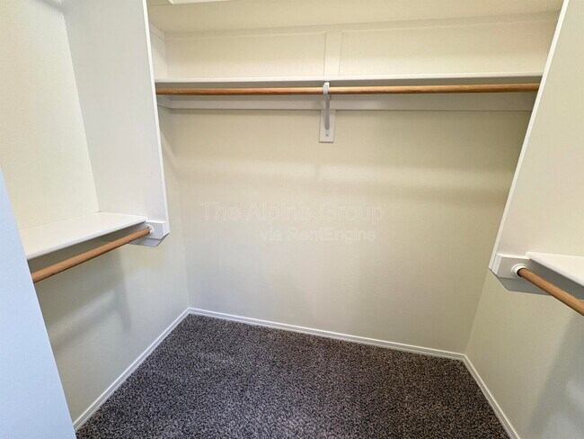 Building Photo - 1430 NE Glen Ellen Dr