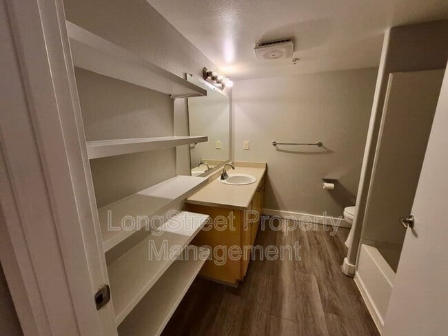 Building Photo - 9837 NE Irving St