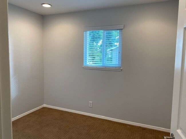 Building Photo - **Coming Soon ** Spacious 4-Bedroom Townho...