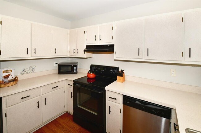 Building Photo - 204 Pompano Dr SE