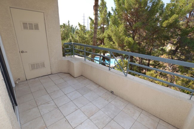 Building Photo - Meridian Unfurnished 2 Bed | 2 Bath Top Fl...