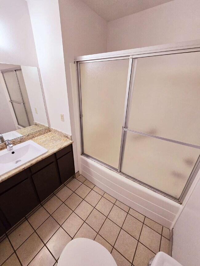 Building Photo - Spacious 4-Bedroom Oasis with Elegant Granite Touches in Vibrant Las Vegas!