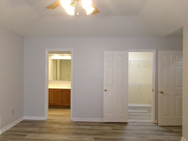 Building Photo - Spacious 3 bedroom home in the Forestbrook...