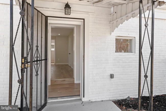 Building Photo - 5004 Barnaby Ln