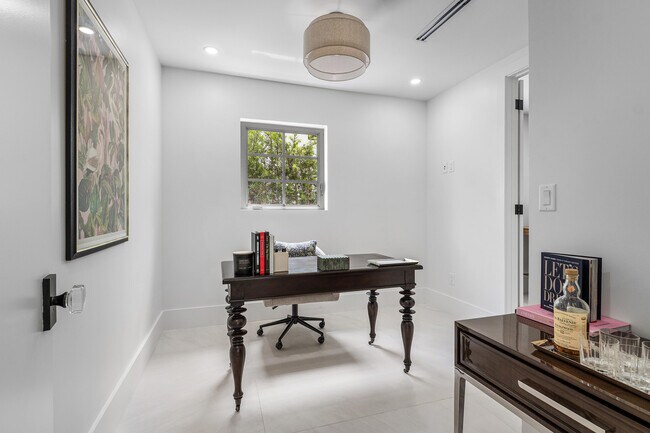 Building Photo - 2330 Lake Ave