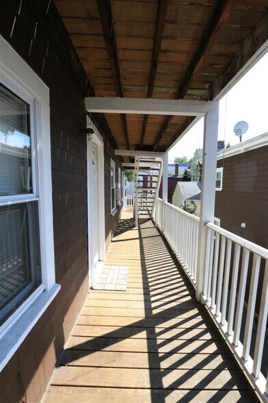 Building Photo - 128 Pine St