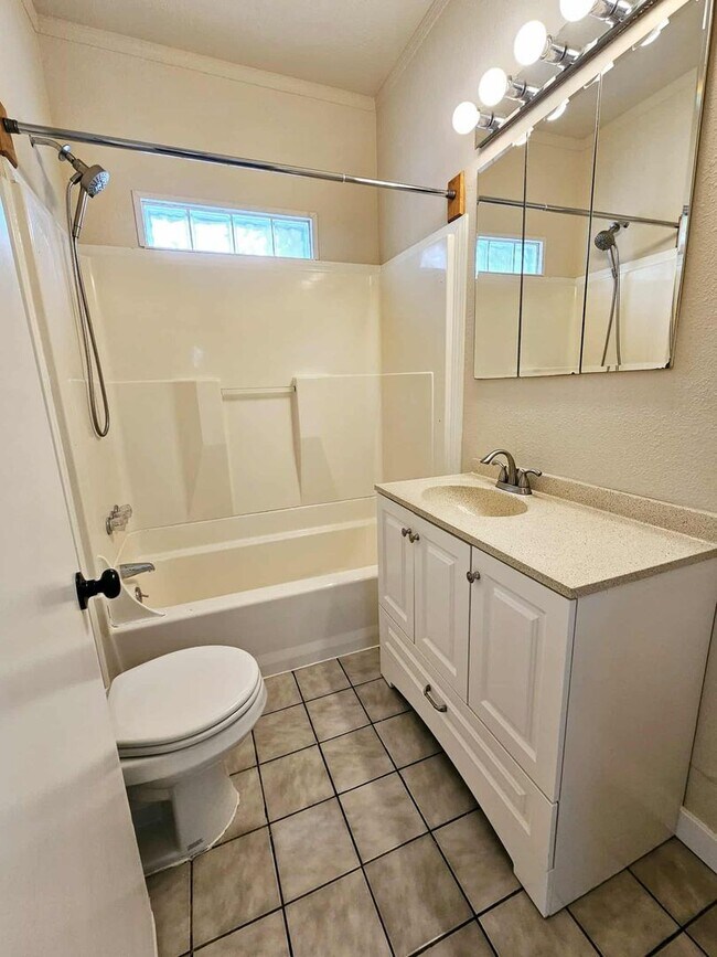 Building Photo - Charming house in desirable downtown Sumner