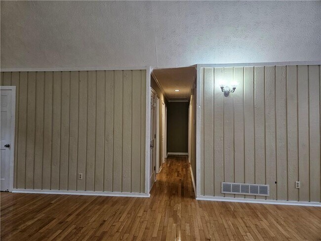 Building Photo - 395 Monivea Ln