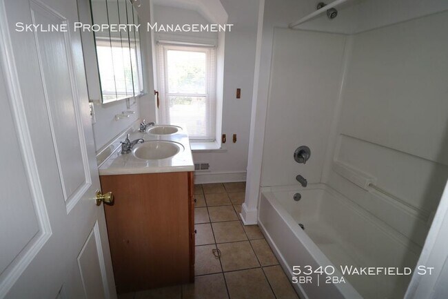 Building Photo - Beautiful Updated 5 Bedroom House