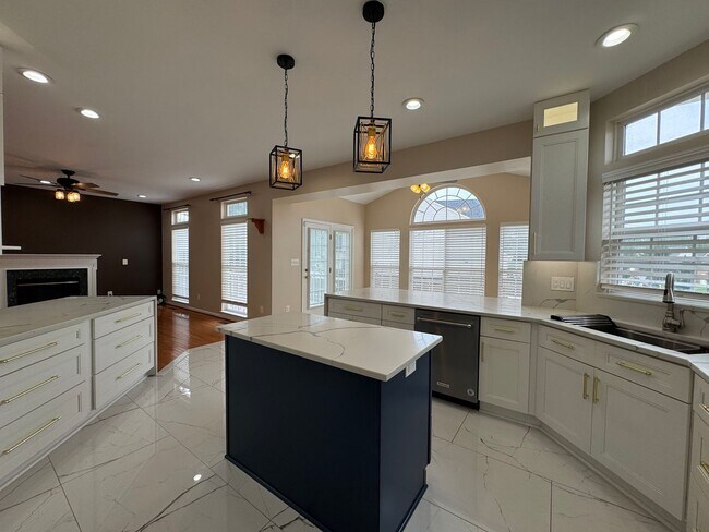 Building Photo - Stunning  4 Bed 3 Bath Home With Spacious ...