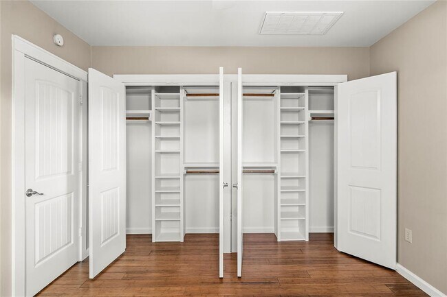 Building Photo - 18000 Lafayette Park Dr