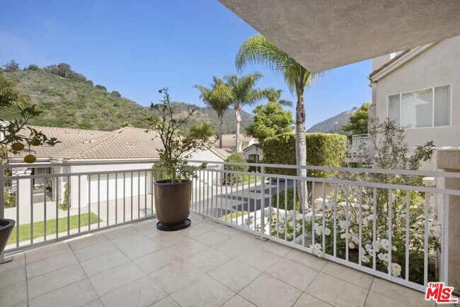 Building Photo - 668 Palisades Dr