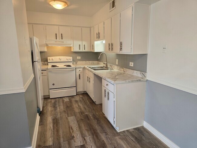 Building Photo - 17701 Park Blvd