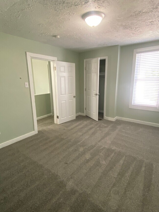 Building Photo - 461 Oakwood Ave