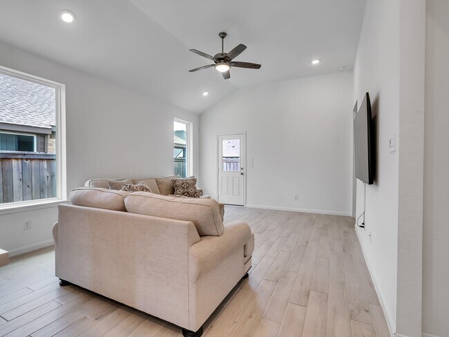 Building Photo - 21143 Austin Chalk Dr