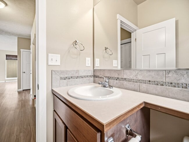 Building Photo - Spacious 5-Bedroom Home with Private Yard & Parking in Spokane