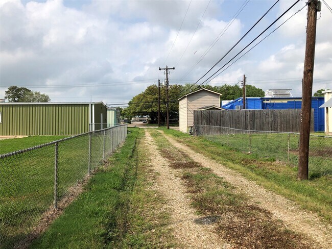 Building Photo - 1113 Lawrence St