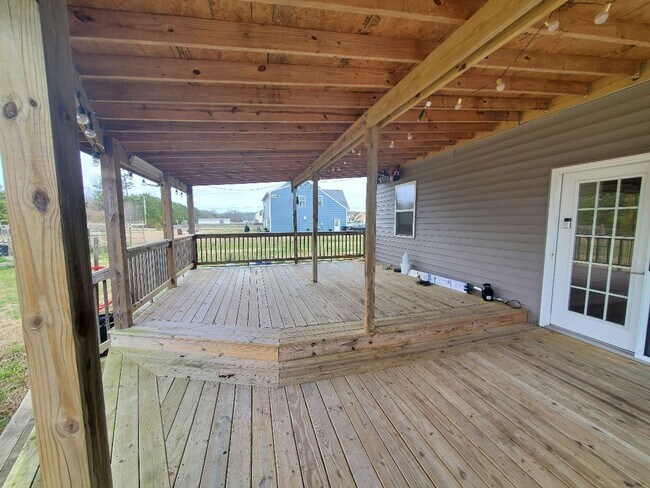 Building Photo - Luxurious 4BR/2.5BA Home with Spacious Living Spaces and Elegant Touches