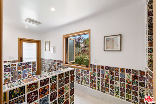 Building Photo - 231 Loma Metisse Rd