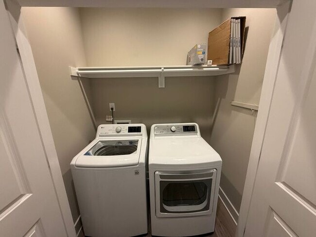 Building Photo - Gulf Breeze - 4 bedroom, 2.5 bathroom - lawn care included